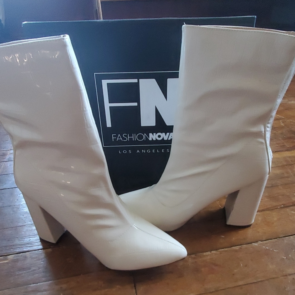 BNWT Fashion Nova boots
